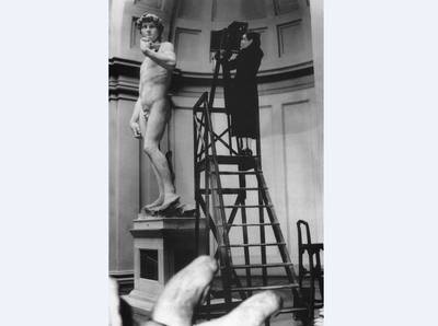 Ilse Schneider-Lengyel, 1938 bei Aufnahmen von Michelangelos David in der Accademia in Florenz. (© Bildarchiv der Bayrischen Staatsbibliothek München)