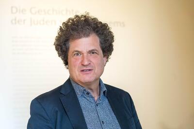 Hanno Loewy: „? nach illegal? Von Flucht, Asyl und Ausschaffung. Die Schweiz als ?Transit? 1938 und 1945”