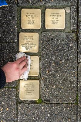 Gemeinsames Stolpersteine-Putzen