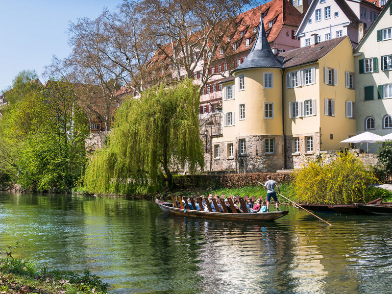 Erleben Sie eine unterhaltsame öffentliche Stocherkahnfahrt auf dem Neckar mit dem Verkehrsverein Tübingen. Buchung: Tel. 0 70 71 91 36-0 oder unter www.tuebingen-info.de. © Foto Barbara Honner Verkehrsverein Tübingen