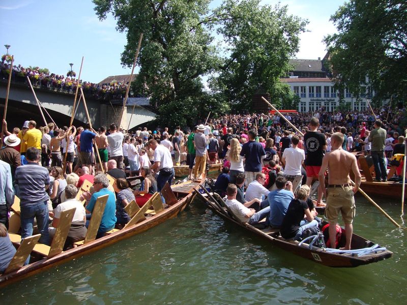 Tübinger Themenführungen: Stocherkahnrennen. Zuschauerkahn. © Verkehrsverein Tübingen