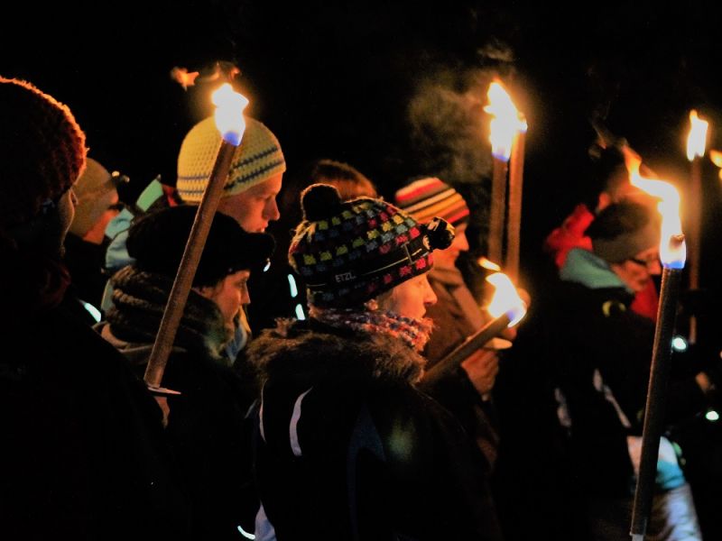 Fackelwanderung: Zum Fondueplausch in der Ravennaschlucht. © Schneeschuhakademie