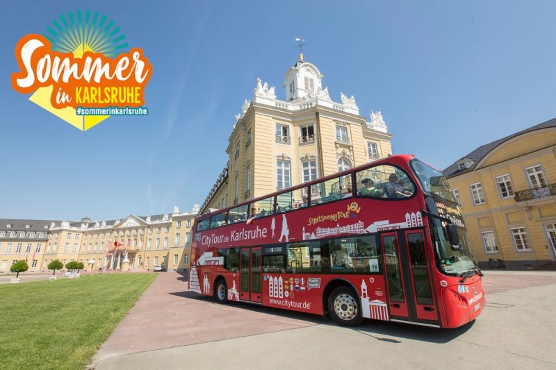 Citytour Bus am Schloss. © Karlsruhe Tourismus