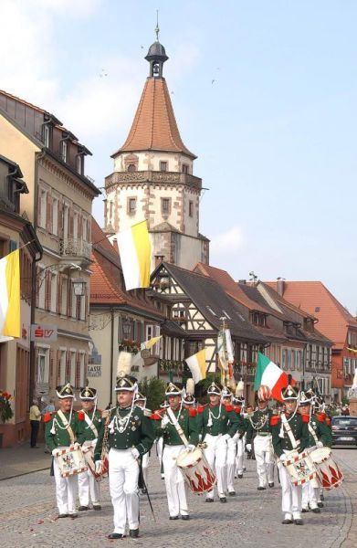 Die Gengenbacher Bürgergarde bei der Fronleichnams-Prozession