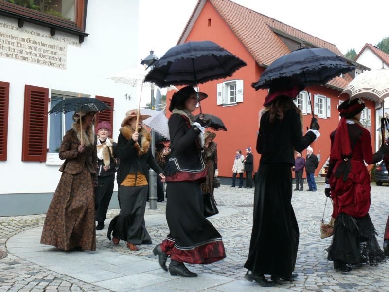 Edle Stoffe und aufwendige Hüte schmücken die holden Damen bei ihrem Umzug. © Stadt Wolfach