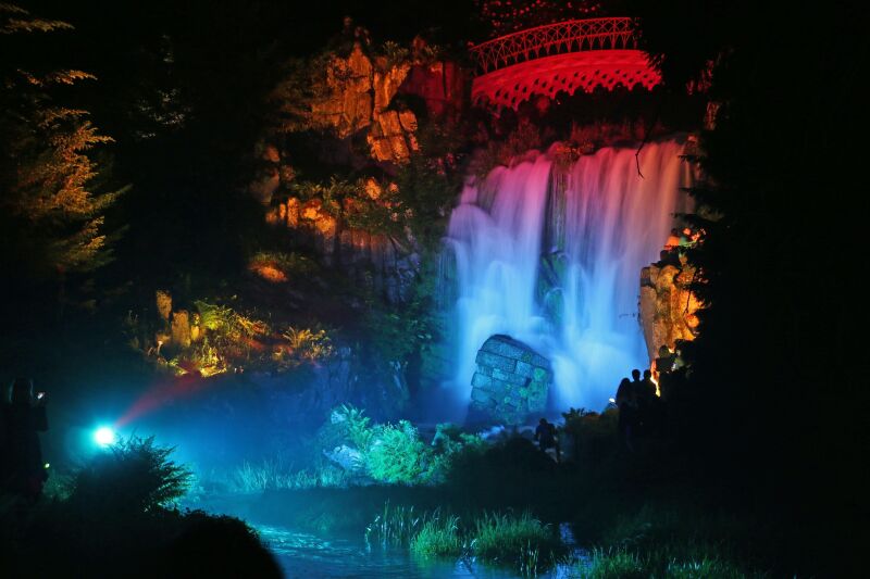 Beleuchtete Wasserspiele